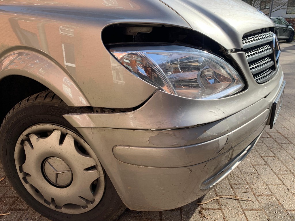 Frontschaden links an silbernem Mercedes Vito – Kotflügel eingedrückt, Stoßfänger verformt