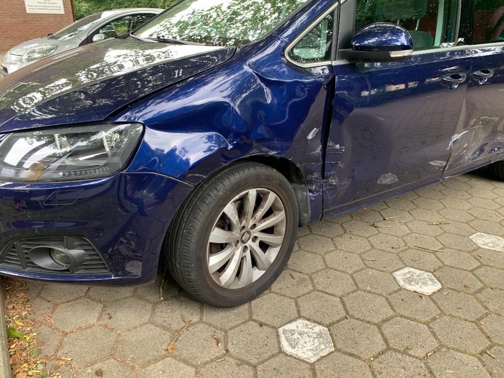 Schwerer Seitenschaden links an blauem VW – Kotflügel und Tür stark verformt