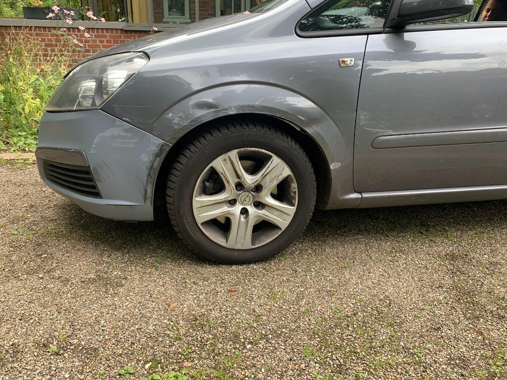 Frontschaden links an grauem Opel – Kotflügel eingedrückt am Radlauf