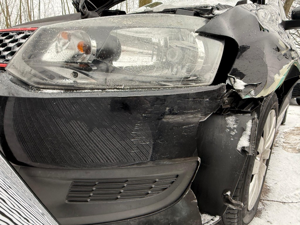 Massiver Frontschaden rechts an schwarzem Fahrzeug – Kotflügel abgerissen, Winterunfall